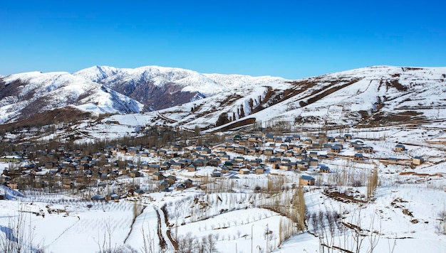 Pueblo compacto entre las montañas