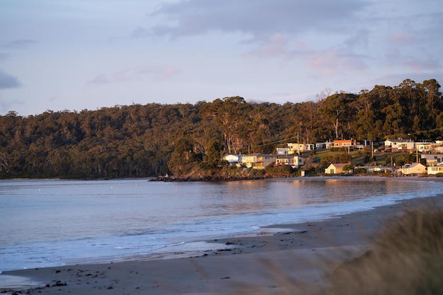 Pueblo costero con cabañas junto a la playa