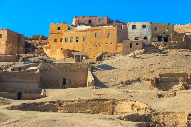 Pueblo deshabitado de Kurna (también Gourna, Gurna, Qurna, Qurnah o Qurnah) ubicado en la orilla occidental del río Nilo frente a la moderna ciudad de Luxor en Egipto, cerca de las colinas de Theban