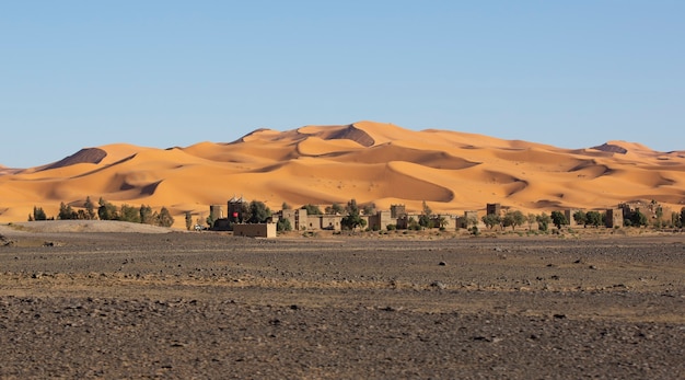 pueblo en el desierto con dunas