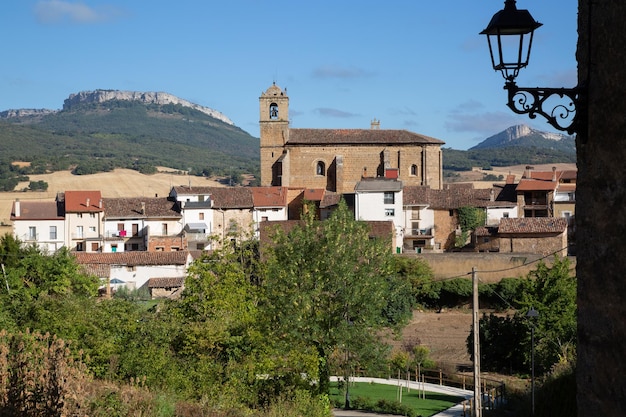 Pueblo e Iglesia en Genevilla, Navarra, España