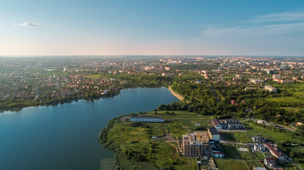 Pueblo europeo, río, bosque. Vista aérea.