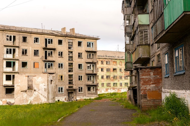 Foto el pueblo fantasma abandonado de zapolyarny, vorkuta. casas vacías. rusia