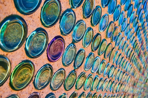 Pueblo fantasma del desierto de Rhyolite con una pared de botellas de vidrio de colores