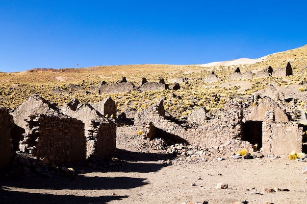 Pueblo fantasma en la meseta andina