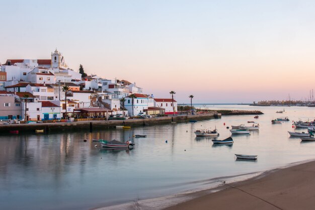 Pueblo ferragudo al atardecer