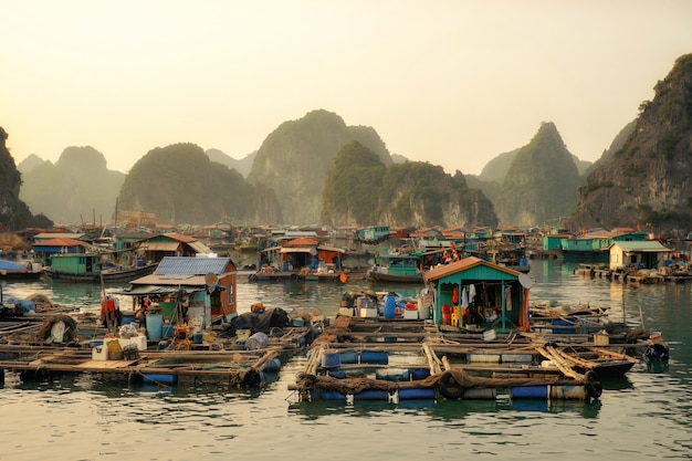 Pueblo flotante de Cai Beo al atardecer en la bahía de Ha Long