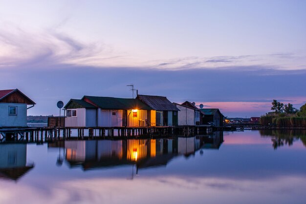 Pueblo flotante en el lago Bokod en Hungría espectacular cielo de puesta de sol