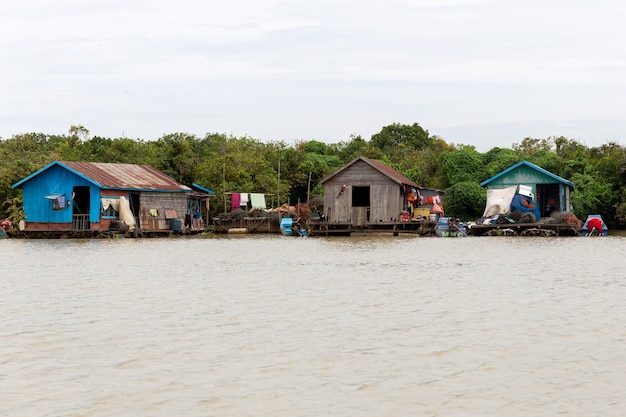 Pueblo flotante en el lago Tonle Sap. Siem Reap Camboya.
