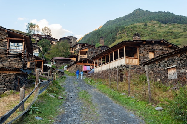 Foto pueblo georgiano antiguo - dartlo, tusheti, región de kakheti. casas de piedra y torres al estilo nacional.