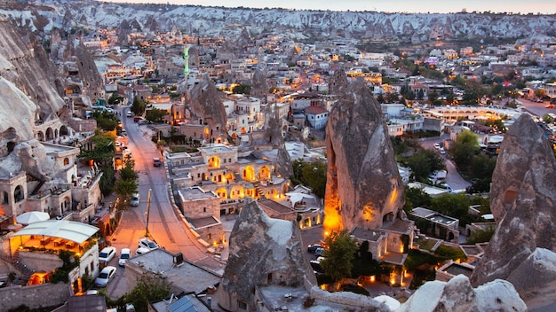 Pueblo de Goreme en Capadocia al atardecer en Turquía