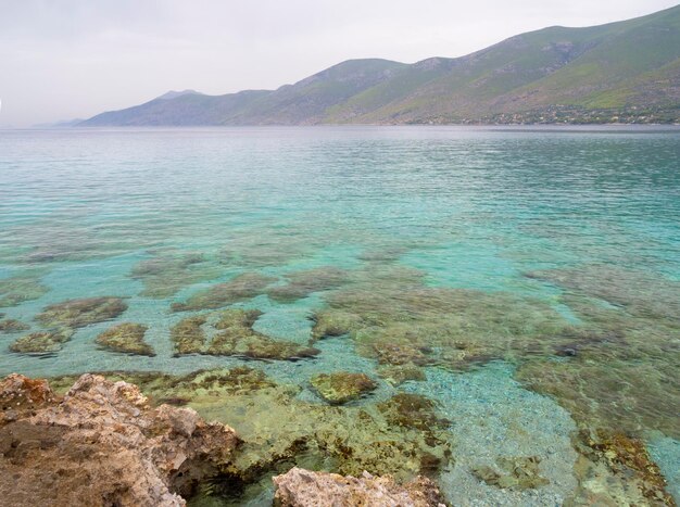 Pueblo griego Porto Germeno y playa en el golfo de Corinto del mar Jónico en Grecia