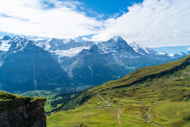 Pueblo de Grindelwald con la montaña de los Alpes en Suiza