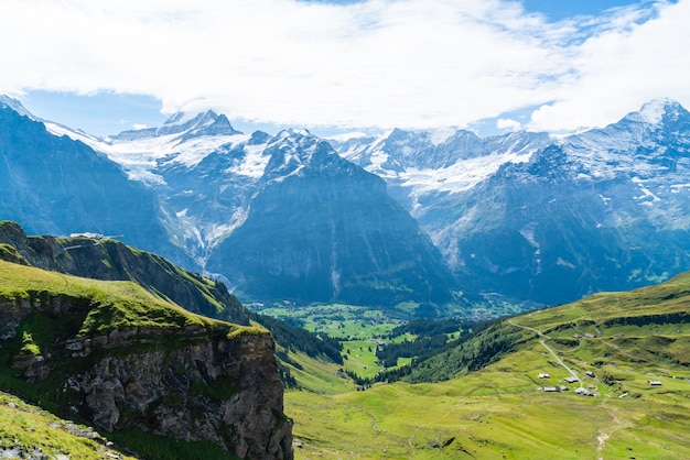 Pueblo de Grindelwald con la montaña de los Alpes en Suiza