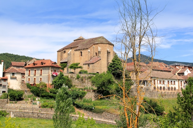 Pueblo hecho pirineo con iglesia románica.