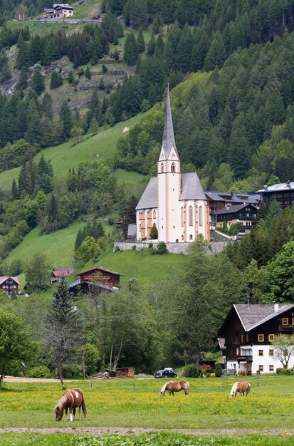 Pueblo Heiligenblut al pie de los Alpes en Austria