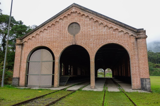 Pueblo histórico de Paranapiacaba bajo niebla antigua estación de tren Santo Andre Brasil