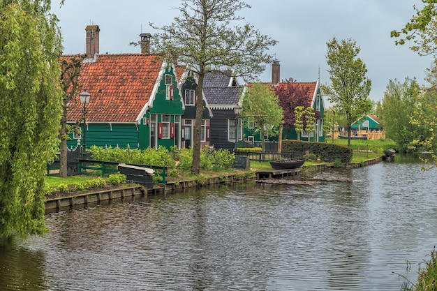 Pueblo histórico de Zaanse Schans en el río Zaan en los Países Bajos