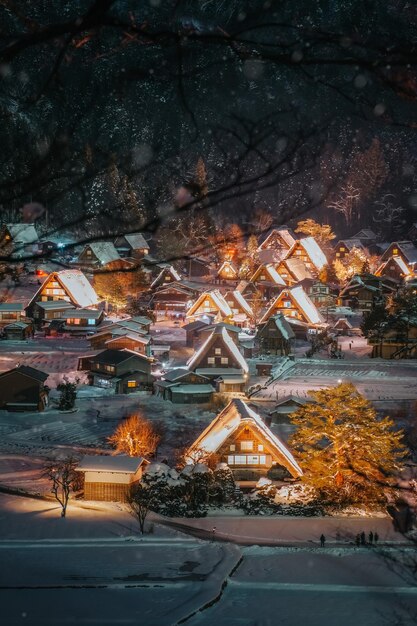 Foto el pueblo iluminado de shirakawago con nieve blanca es lo mejor para los turistas que viajan en la temporada de invierno de japón