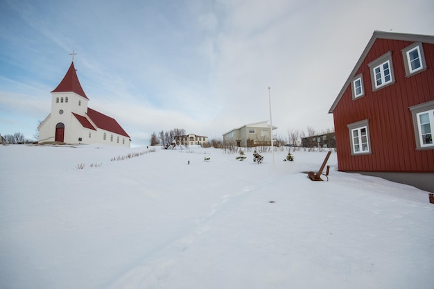 El pueblo en la isla de Hrisey en el norte de Islandia