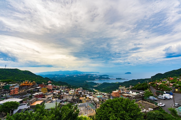 Pueblo de Jiufen con montaña y mar del este de China, Taiwán