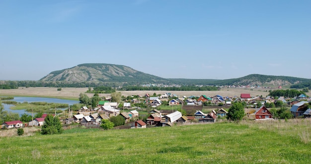 El pueblo y el lago al pie de la República Sheehan Kush Tau de Bashkortostán Rusia