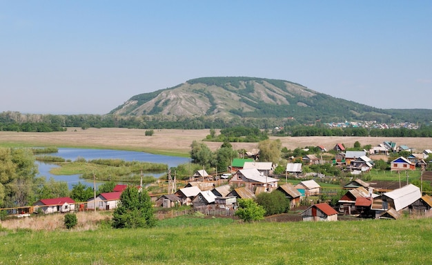 El pueblo y el lago al pie de la República Sheehan Kush Tau de Bashkortostán Rusia