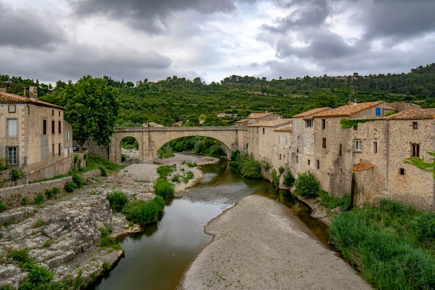 Pueblo de Lagrasse en el sur de Francia en un día nublado