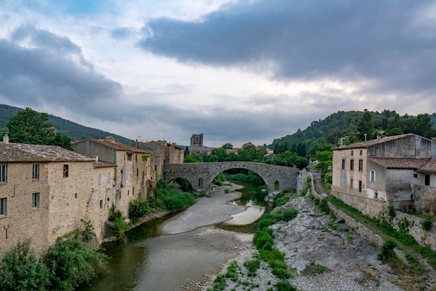 Pueblo de Lagrasse en el sur de Francia en un día nublado