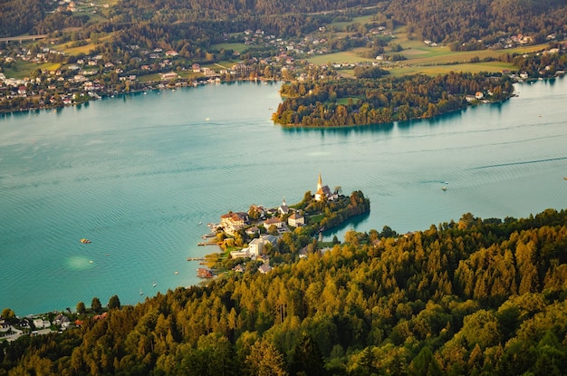 El pueblo de Maria Worth en el lago Worthersee en Carintia, Austria