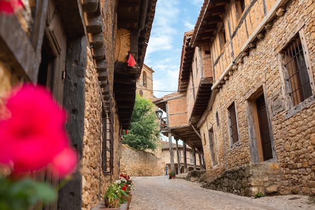 Foto pueblo medieval de calatanyazor situado en la provincia de soria es un pequeño pueblo de unos 50 habitantes muy visitado por turistas conserva muchos edificios medievales