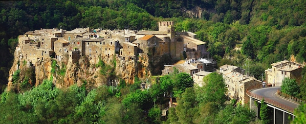 Pueblo medieval en la cima de una colina Calcata