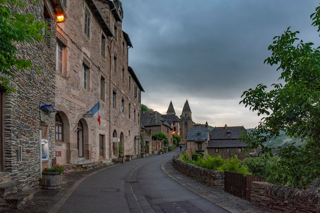 Pueblo medieval de Conques sacado de un libro de hadas en la región de Occitania