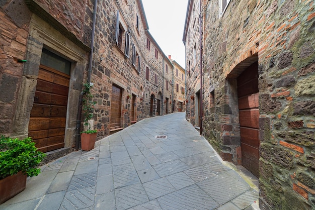 Pueblo medieval italiano detalles histórico callejón de piedra antigua calle tuétano ciudad vieja arquitectura de edificios de piedra Radicofani Toscana Italia