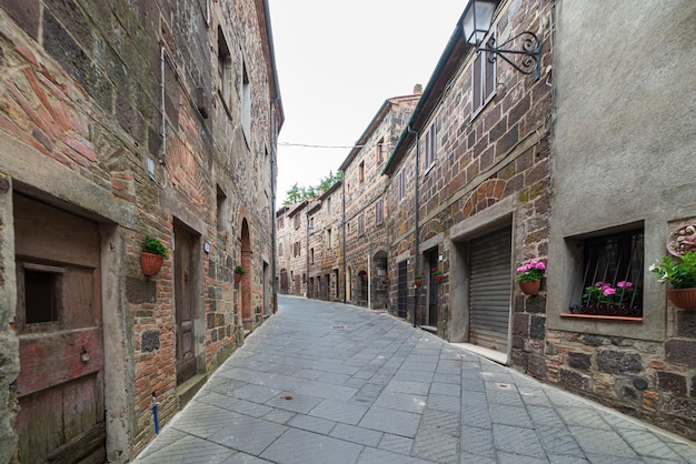 Foto pueblo medieval italiano detalles histórico callejón de piedra antigua calle tuétano ciudad vieja arquitectura de edificios de piedra radicofani toscana italia