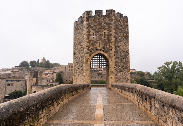 Pueblo medieval bajo la lluvia, vista de la torre