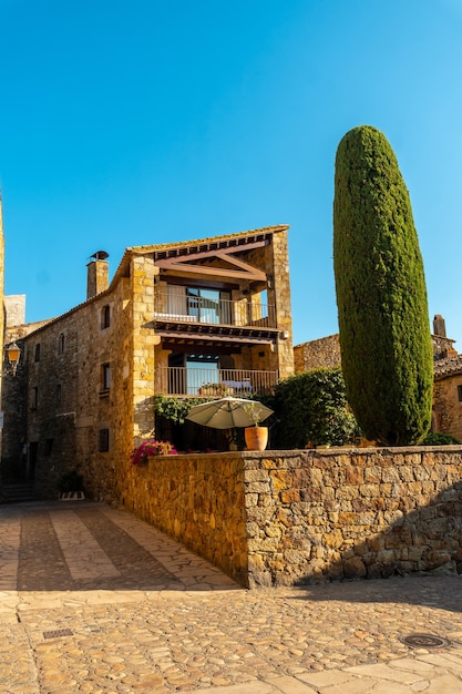 Pueblo medieval de Pals, calles del centro histórico al atardecer, Girona en la Costa Brava de Cataluña en el Mediterráneo