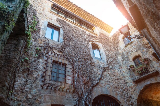 Pueblo medieval de Pals, calles del centro histórico, Girona en la Costa Brava de Cataluña en el Mediterráneo