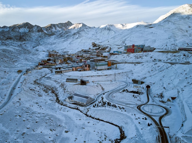 Pueblo en medio de los pirineos cubierto de nieve durante el invierno