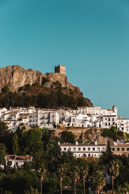 pueblo de montaña al atardecer