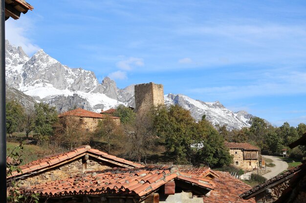 Foto un pueblo con una montaña al fondo