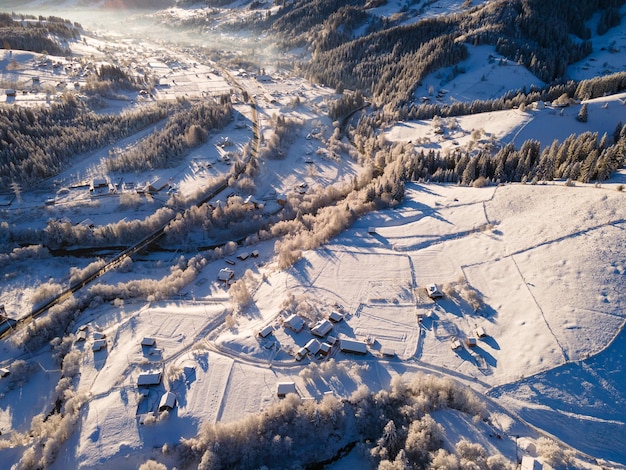 Pueblo de montaña alpino de los Cárpatos cubierto de nieve fresca en la majestuosa luz del sol Maravillosa naturaleza
