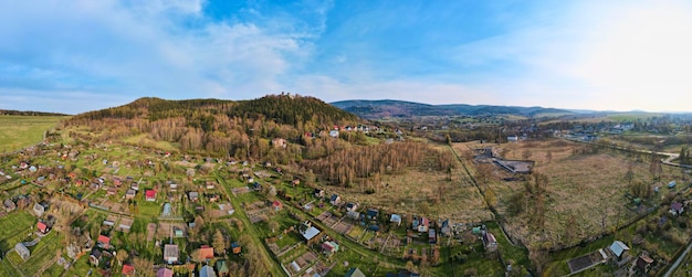 Pueblo de montaña entre campos verdes vista aérea