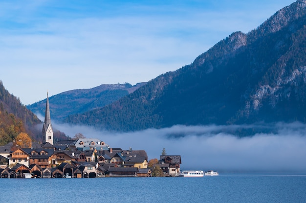 Pueblo de montaña de Hallstatt en un día soleado desde el punto de vista de la postal clásica Austria