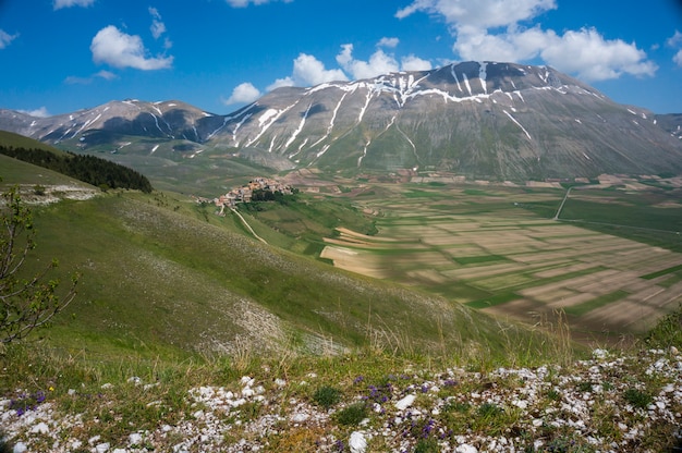 Foto pueblo de montaña italiano castelluccio