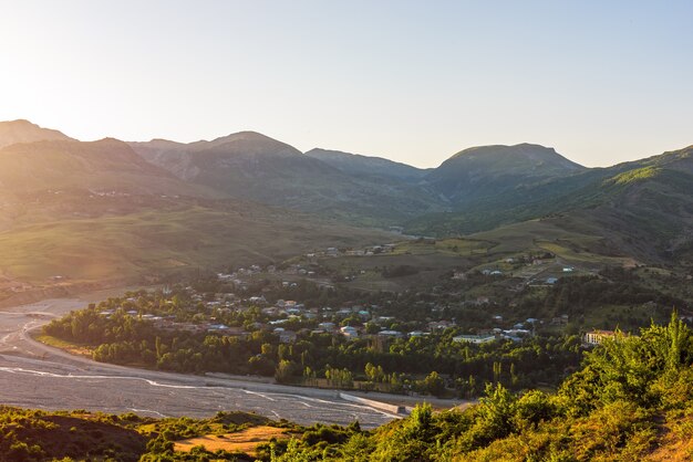 Pueblo de montaña Lahij, ubicado en el norte de Azerbaiyán a primera hora de la mañana