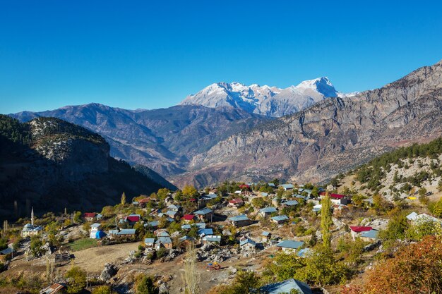 Pueblo de montaña en la montaña Aladaglar, Turquía