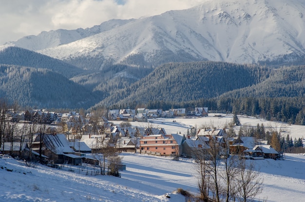 pueblo de montaña nevado