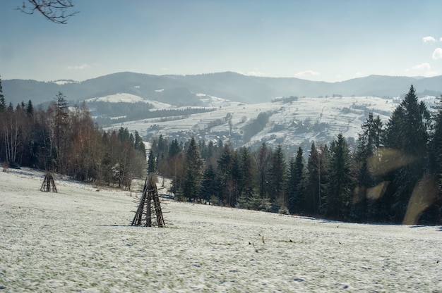 pueblo de montaña nevado