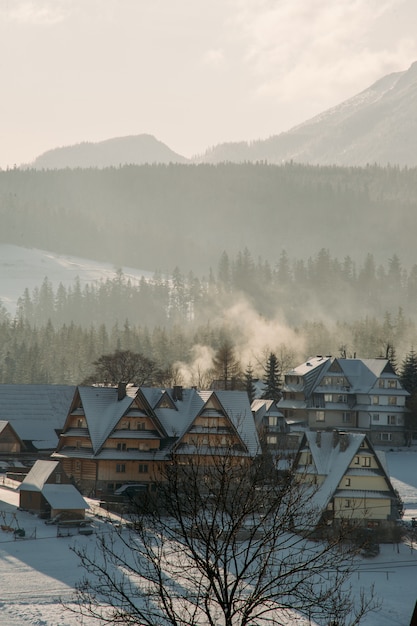 pueblo de montaña en la nieve en invierno